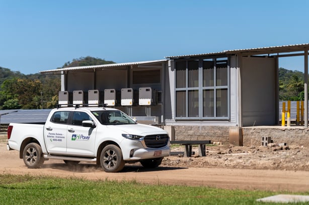 Sistema solar industrial con inversores y camioneta de servicio de HiPower durante instalación en planta solar Huacas en Costa Rica.