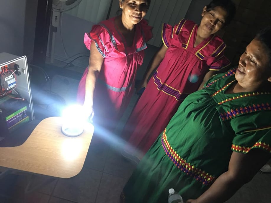 Mujeres de luz - Uned