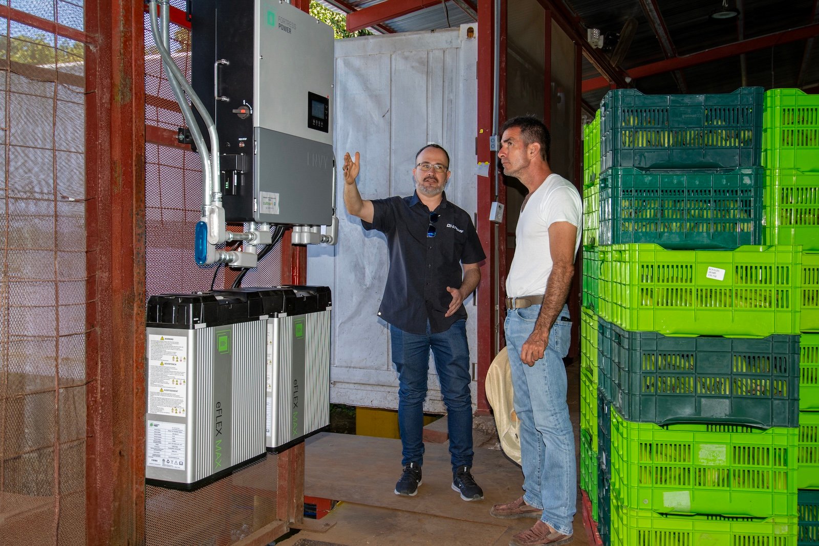 Sistema de Asoplatal en Talamanca con inversor híbrido y dos baterías de litio instaladas por HiPower.